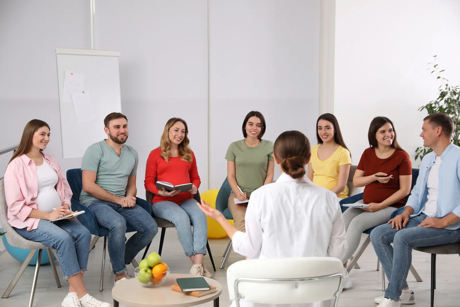 Groupe assis en cercle pendant un atelier autour de la périnatalité