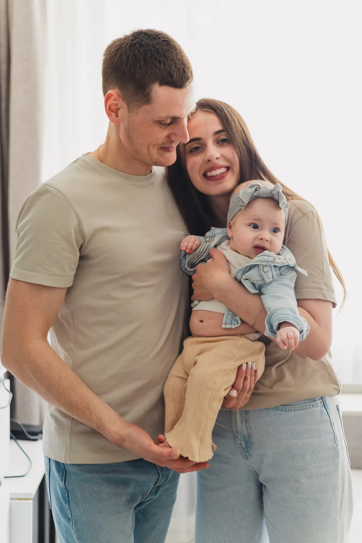 Un couple et son bébé, portrait de famille