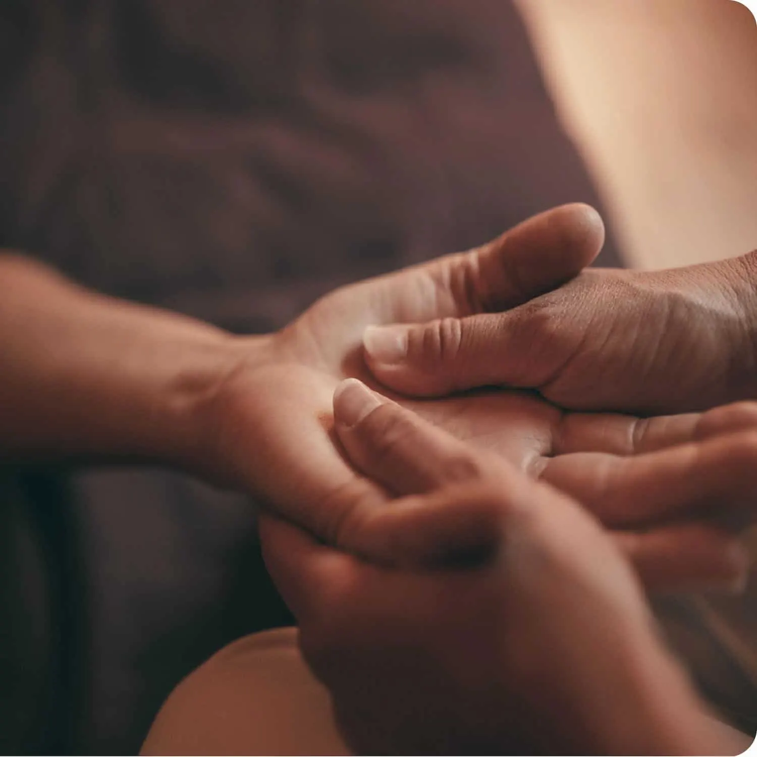 Deux mains qui en tiennent une troisième, geste d'accompagnement
